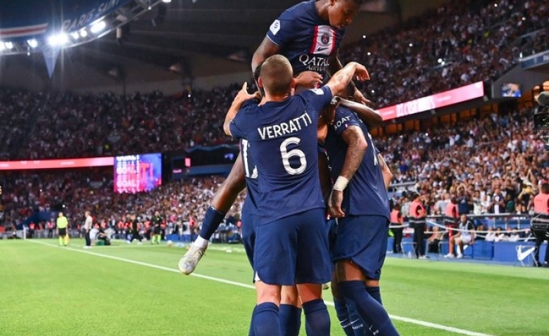 Illustration : "Mercato PSG : Le club francilien intéressé par un nouveau joueur ! "
