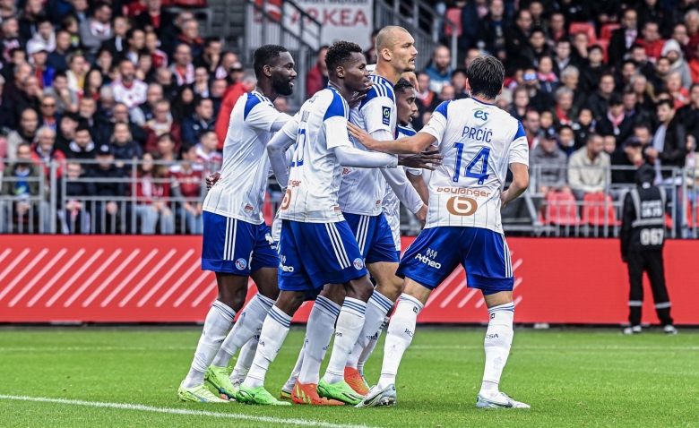 Illustration : "RC Strasbourg - Clermont Foot : Y-avait-il pénalty sur Ajorque ?"