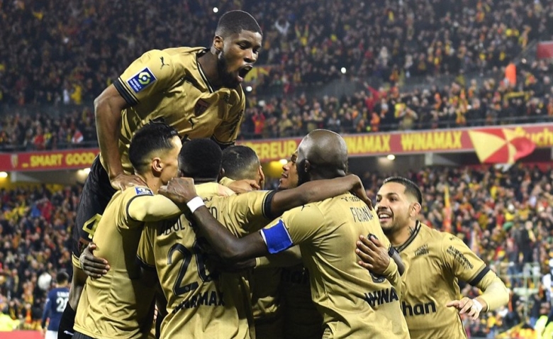 Illustration : "RC Lens : Un record historique après la victoire face au PSG !"