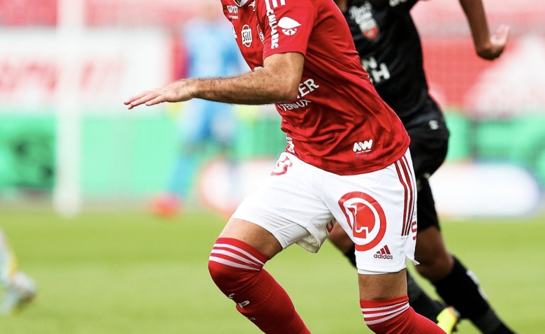 Illustration : "Mercato Brest : un départ imminent dans les rangs"