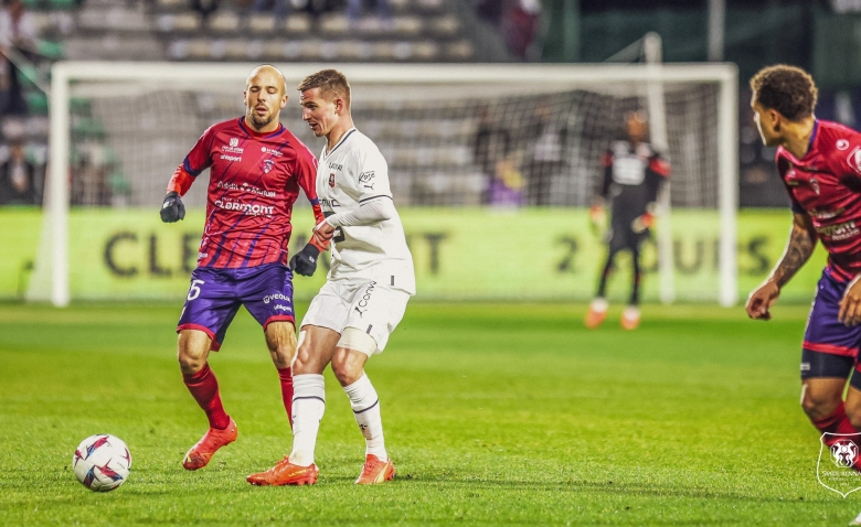 Illustration : "Clermont Foot - Stade Rennais : Un scandale arbitral dénoncé après le match"