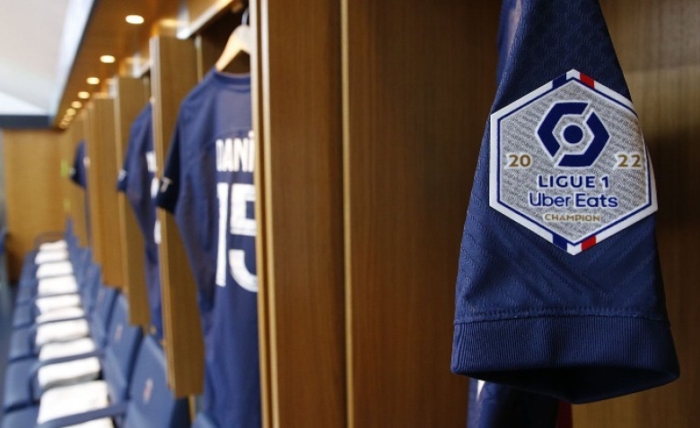 Illustration : "Mercato PSG : Un nouveau départ discutable se profile "