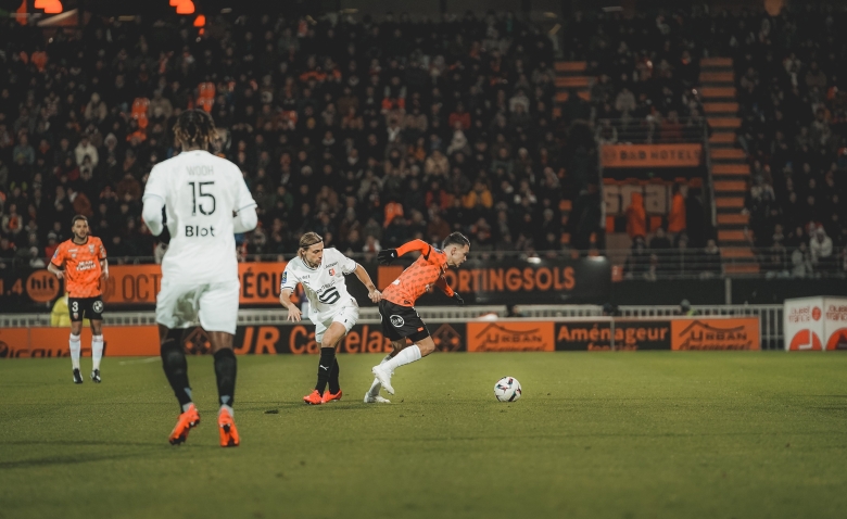 Illustration : "FC Lorient - Stade Rennais : Un pénalty crucial oublié pour les Rouge et Noir ?"