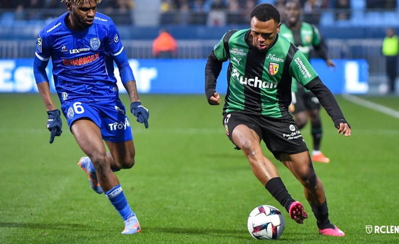 Illustration : "ESTAC - RC Lens : Un arbitrage remis en question par les Sang et Or"