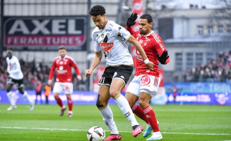 Illustration : "Mercato Angers : Un départ majeur évité dans les derniers instants ! "