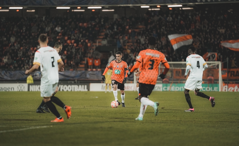 Illustration : "FC Lorient : Un penalty non-sifflé pénalise lourdement les Merlus !"