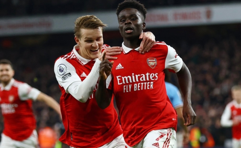 Illustration : "Arsenal-City : les deux espagnols dos-à-dos au terme du premier acte tactique d'une rencontre corsée !"