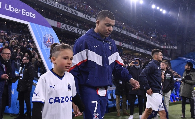 Illustration : "PSG : Un joueur du Bayern Munich provoque Kylian Mbappé ! "