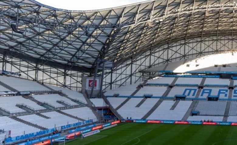 Illustration : "Olympique de Marseille - RC Strasbourg : Une décision sévère de l'arbitre ?"