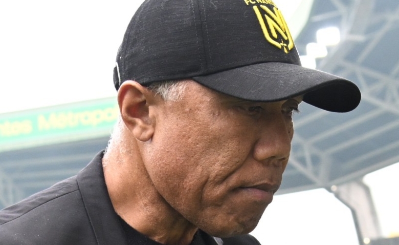 Illustration : "FC Nantes : Antoine Kombouaré vient au secours d'un de ses joueurs"