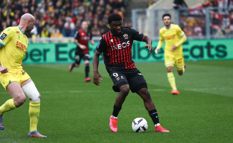 Illustration : "OGC Nice : Une réorganisation tactique forcée pour affronter Lorient "