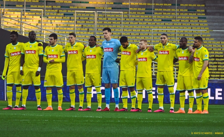 Illustration : "FC Nantes : Un choix difficile pour les Canaris contre Lyon !"