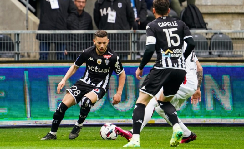 Illustration : "Mercato Angers : Un nouveau départ majeur se profile "