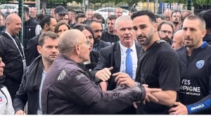 Illustration : ESTAC Troyes : Un joueur pris à partie par ses supporters après la défaite face à Nice 