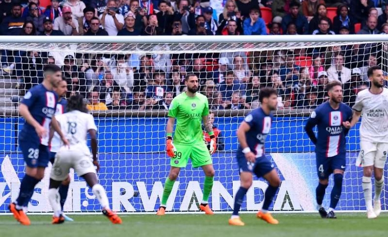 Illustration : "Mercato PSG : Un dossier en suspens vers une conclusion inattendue ?"