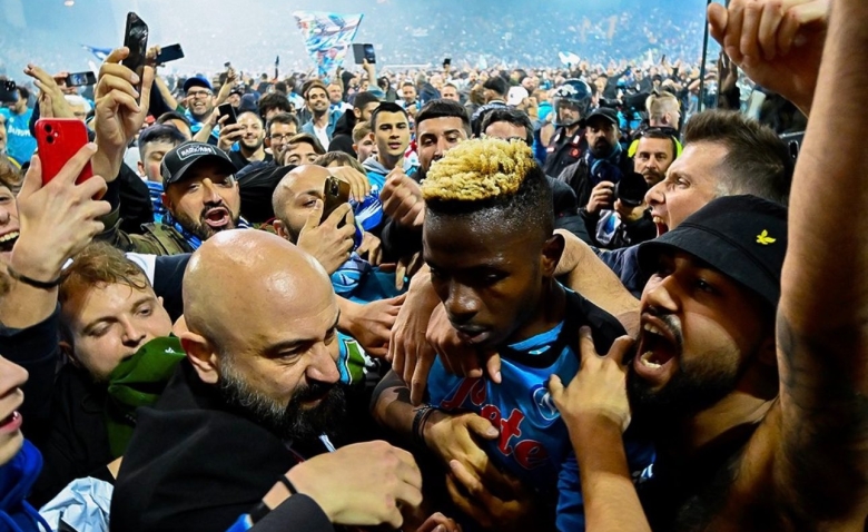 Illustration : "Mercato PSG : L’un des joueurs les plus convoités d’Europe se rapproche de Paris ?"