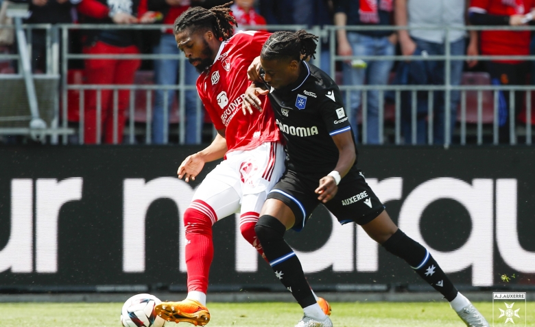 Illustration : "Brest – AJ Auxerre : Un résultat crucial dans la lutte pour le maintien"