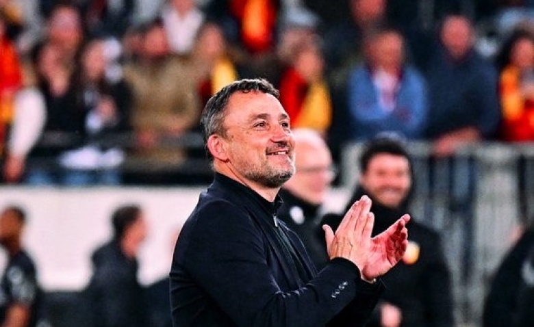 Illustration : "Mercato Lens : Un deal audacieux tenté par un concurrent direct "