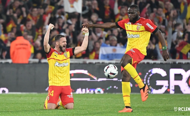 Illustration : "RC Lens : Des nouvelles importantes annoncées à propos de deux joueurs !"