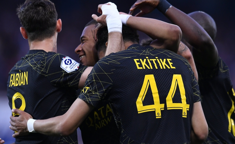 Illustration : "AJ Auxerre – PSG : Un Parisien en passe d’égaler l’un des plus grands records du football français !"