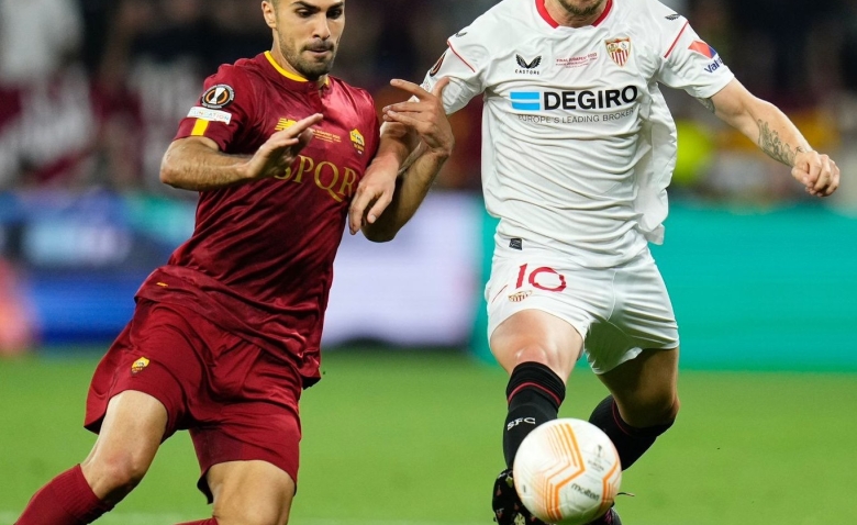 Illustration : "Séville FC - AS Roma : Pourquoi le penalty a-t-il été annulé ? "