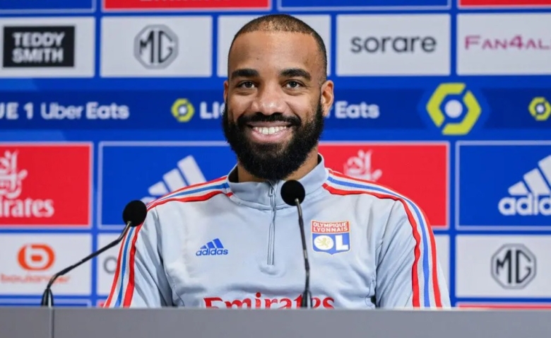 Illustration : "Mercato OL : Un club français sur un joueur lyonnais "