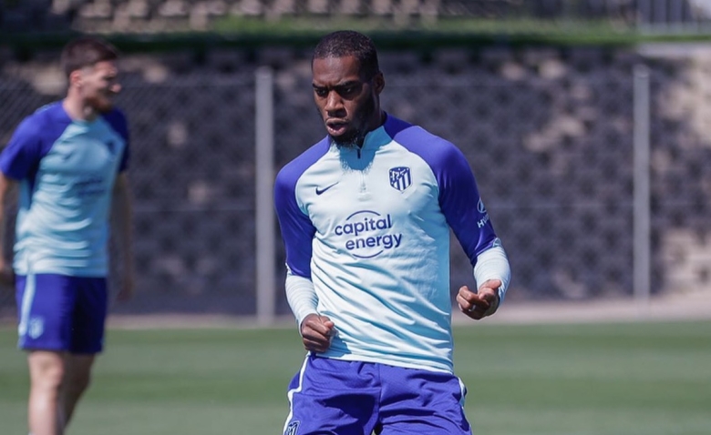 Illustration : "Mercato OL : Un joueur proche du club barré par la concurrence sur le dossier ?"