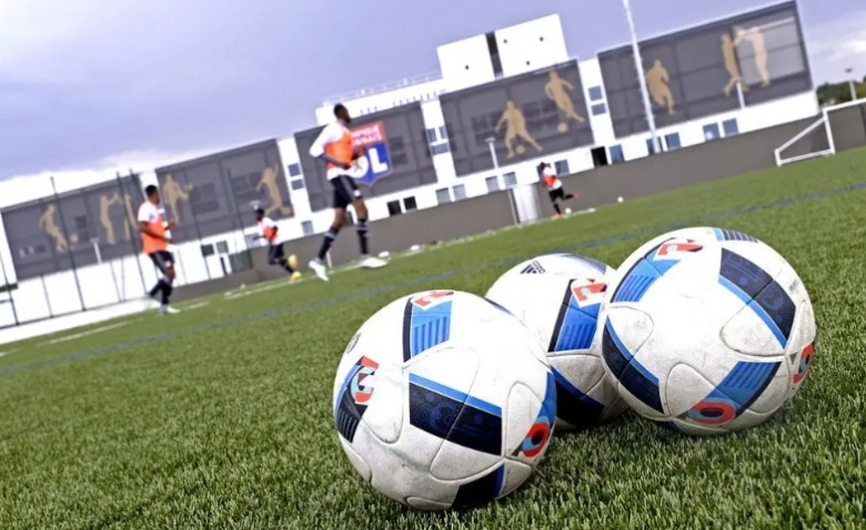 Illustration : "Mercato OL : Un Lyonnais vers un transfert bénéfique pour le club"