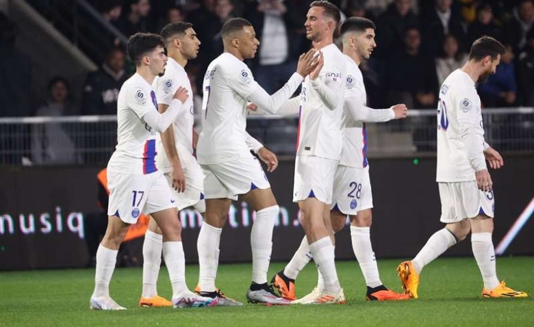 Illustration : "Mercato PSG : Un talent prometteur vers un départ surprise ! "