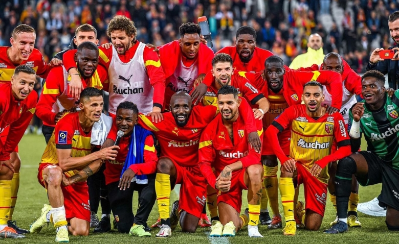 Illustration : "RC Lens : Un Sang et Or prêt à bousculer la hiérarchie la saison prochaine"