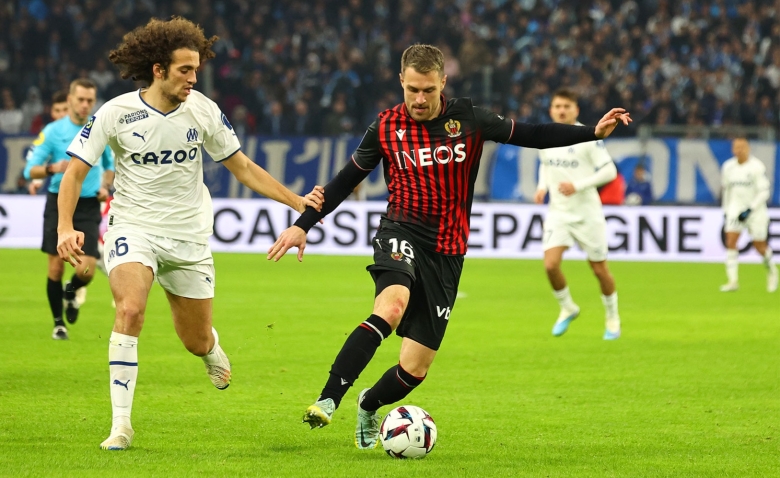 Illustration : "Mercato Nice : Un départ important à anticiper pour Farioli !"