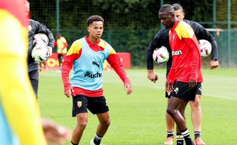 Illustration : "RC Lens : Un doute majeur pour l'entrejeu exprimé !"