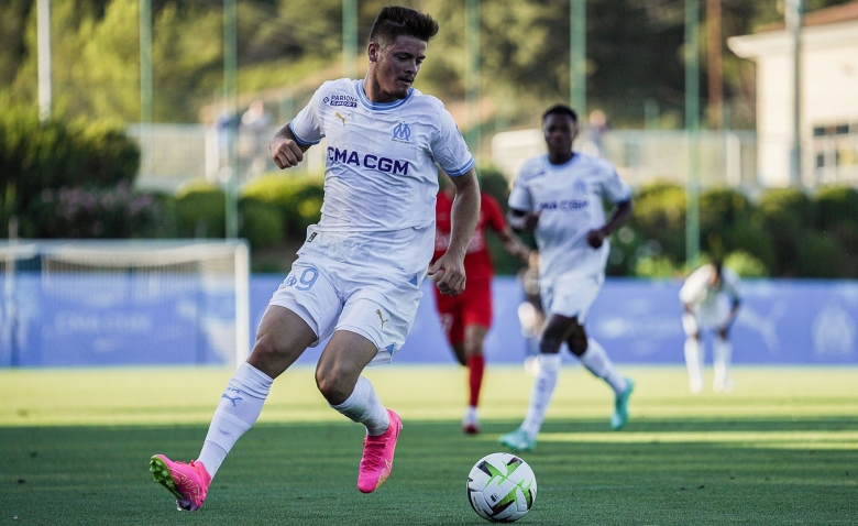 Illustration : "OM : Une légende du club exprime un soutien sans réserve à un joueur en difficulté !"