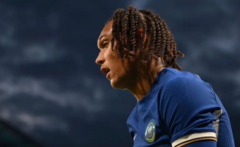 Illustration : "Mercato OL : Un renfort inattendu dans les derniers instants du mercato"