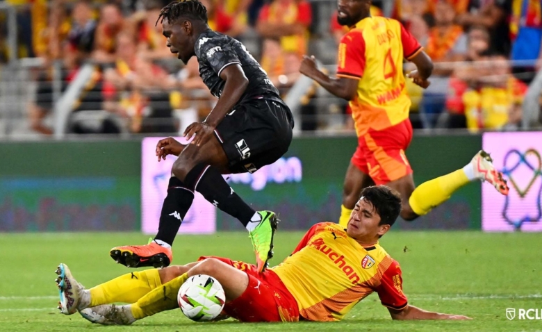 Illustration : "RC Lens : Un joueur en passe de bousculer la hiérarchie après Metz !"