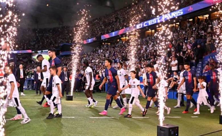 Illustration : "Mercato PSG : Les Parisiens préparent un coup inattendu pour l'été 2024 !"