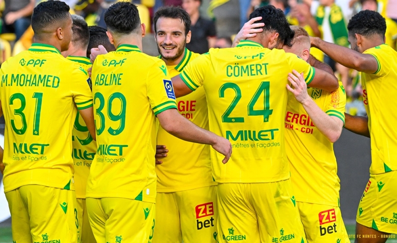 Illustration : "FC Nantes : Une solution tactique claire pour Aristouy après la victoire contre Lorient ? "