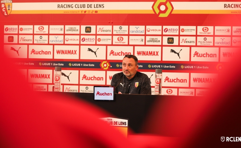 Illustration : "RC Lens : Haise lance un avertissement clair à un joueur malgré la victoire à Strasbourg"