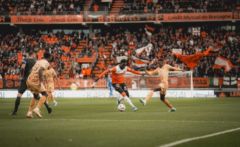 Illustration : "FC Lorient : Une nouvelle pépite bientôt intégrée après Kroupi ? "