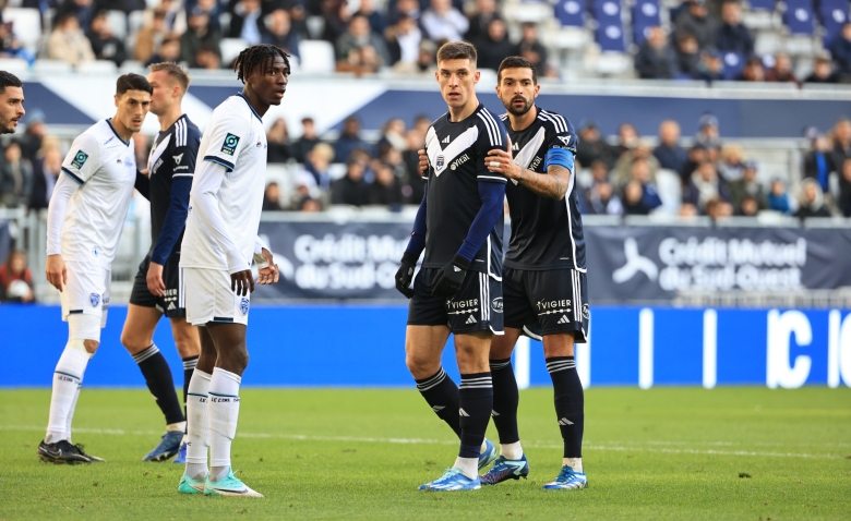 Illustration : "Bordeaux : Un choix de Riera provoque l'indignation après la défaite contre l'ESTAC ! "