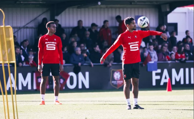 Illustration : "Stade Rennais : Stéphan prend un dossier clivant à bras le corps "