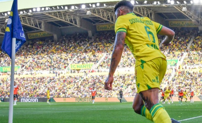 Illustration : "FC Nantes : Les Canaris leaders dans deux domaines cruciaux avant la reprise !"