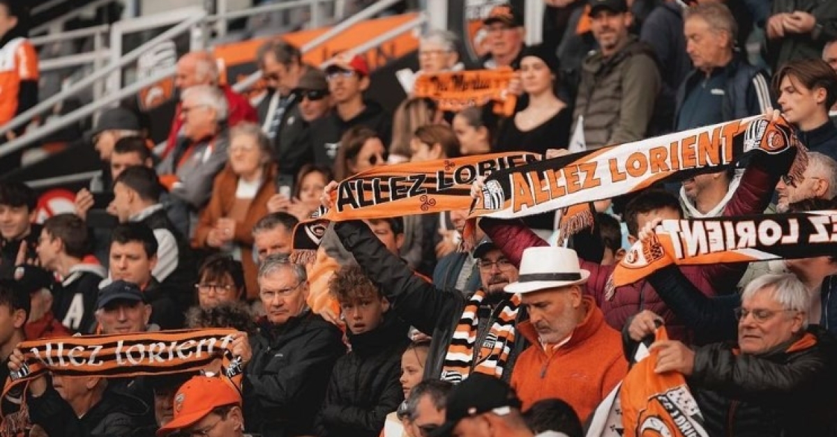 FC Lorient. Des supporters des Merlus envahissent le terrain pendant la