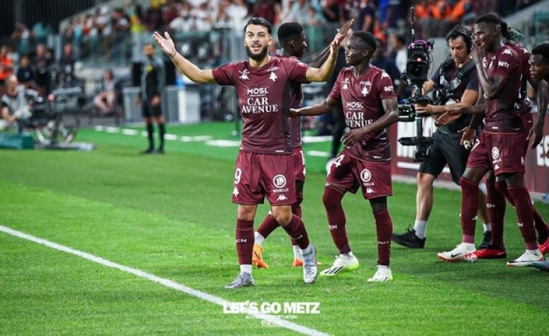 Illustration : "Mercato Metz : Une signature entraînant un départ imminent dans l'effectif "