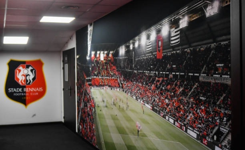 Illustration : "Mercato Rennes : Une signature attendue échoue après un départ chez les Rouge et Noir "