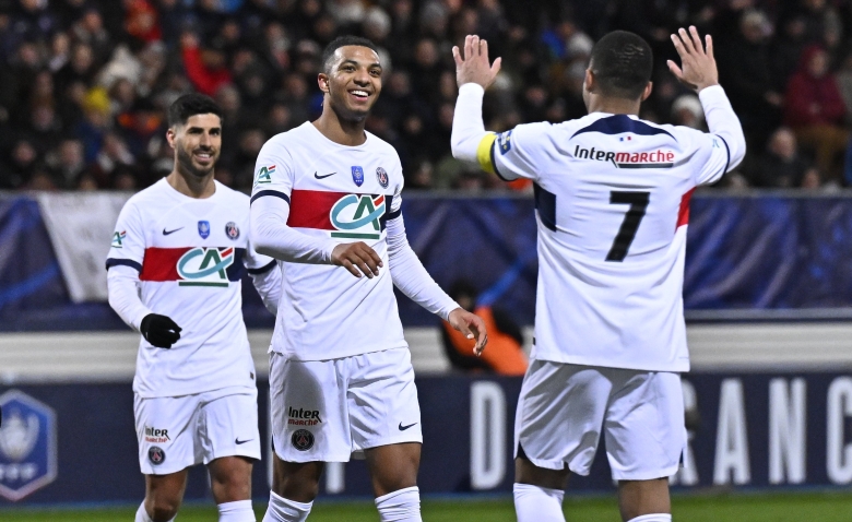 Illustration : "Mercato PSG : Une avalanche d’offres pour un Parisien très convoité !"