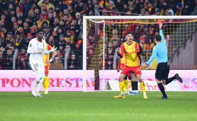 Illustration : "RC Lens – PSG : Le carton rouge écopé par les Lensois était-il justifié ? "