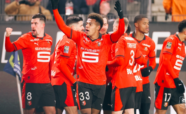 Illustration : "Mercato Rennes : Un nouveau transfert inattendu inquiète les Rouge et Noir"
