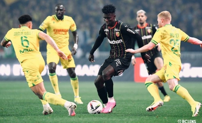 Illustration : "RC Lens : Un Sang et Or reçoit de grands éloges après Nantes ! "