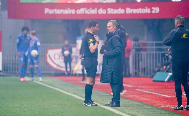 Illustration : "Stade Brestois - OGC Nice : Un oubli du corps arbitral interroge après la rencontre "